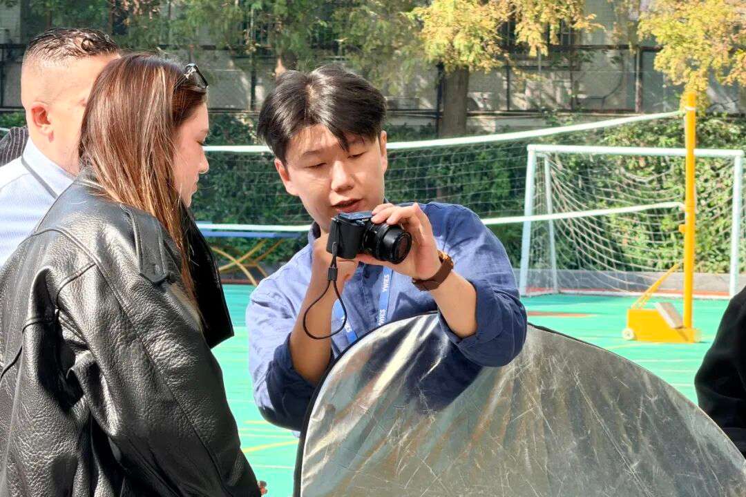 Revelin老师课堂讲解相机使用,学生现场学习摄影技术