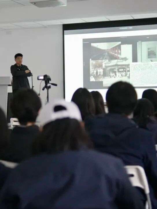 学生在艺术馆Field Trip中进行实地研学与速写记录