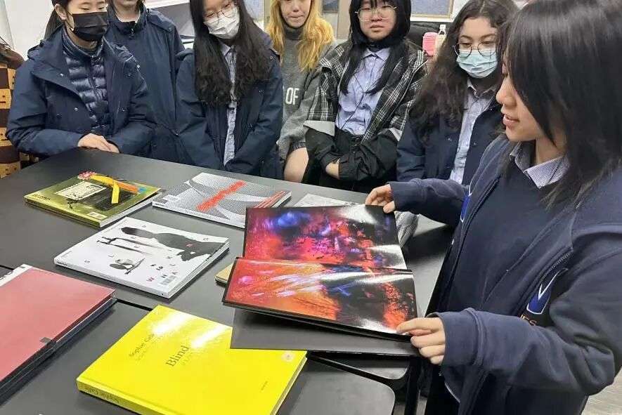 课堂“艺术家分享”活动，学生与艺术家面对面交流