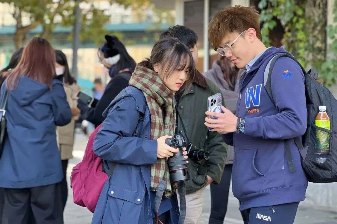 学校city-walk活动外出拍摄,Angel与同学交流创作思路