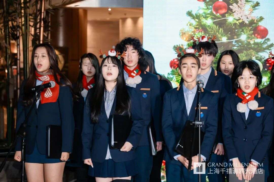 学生合唱团在上海千禧海鸥大酒店大堂合唱，观众驻足欣赏并用手机记录
