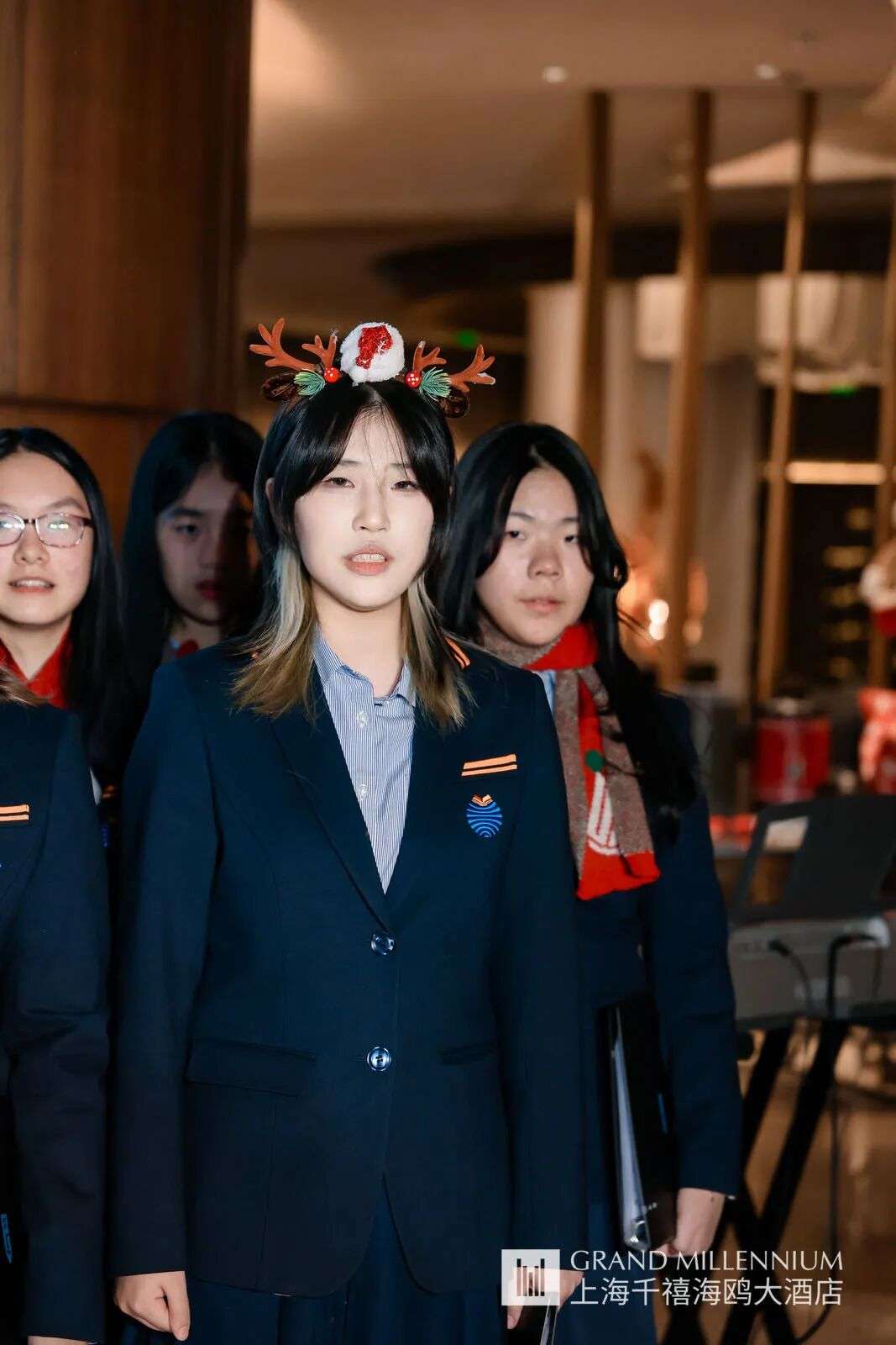 学生合唱团在圣诞装饰前的合影，洋溢节日氛围与团队自信