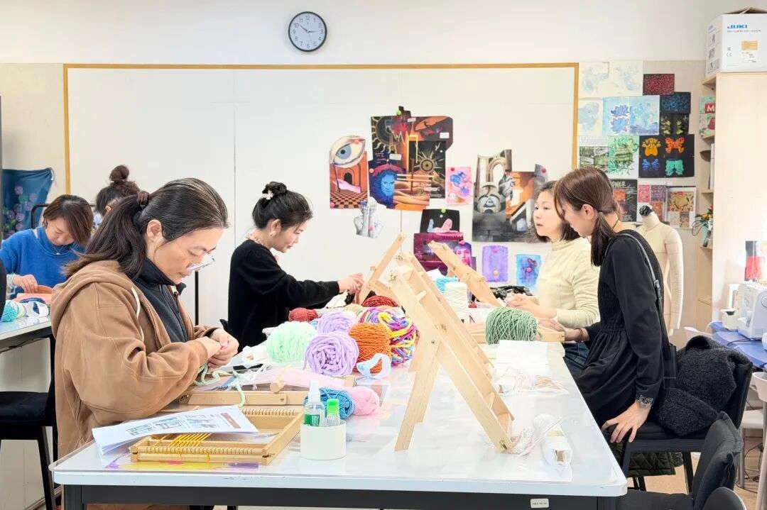 上海古北耀华家校活动梭织机编织Workshop开场，家长在校园内交流与签到