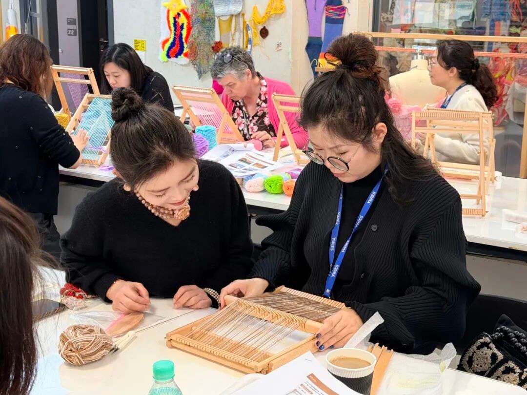Ziyan老师在上海古北耀华家校活动中示范梭织技法，讲解经纬编织原理