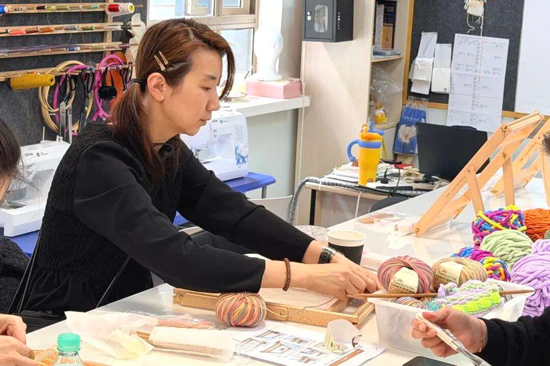 老师手把手指导家长调整经纬线张力，课堂氛围专注温馨