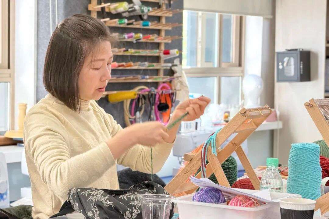家长与老师共同完成一段织布，体验手作创作的乐趣（上海古北）