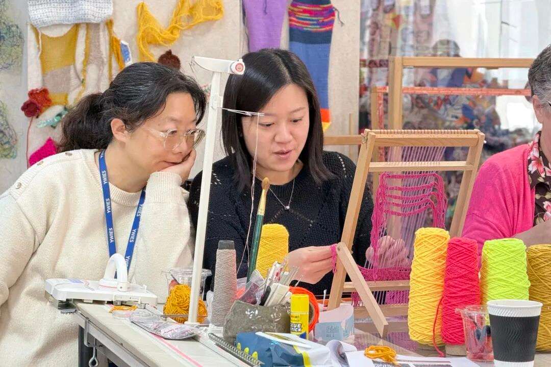 梭织课堂细节特写：梭与纬线交织的纹理与层次