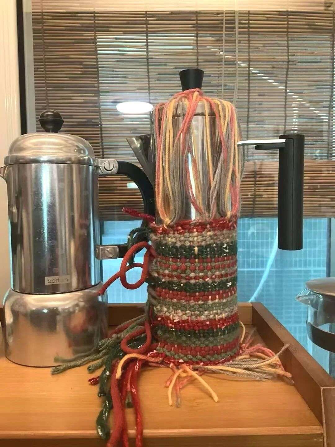 梭织成品特写：茶壶套或织带，色彩与纹理细节