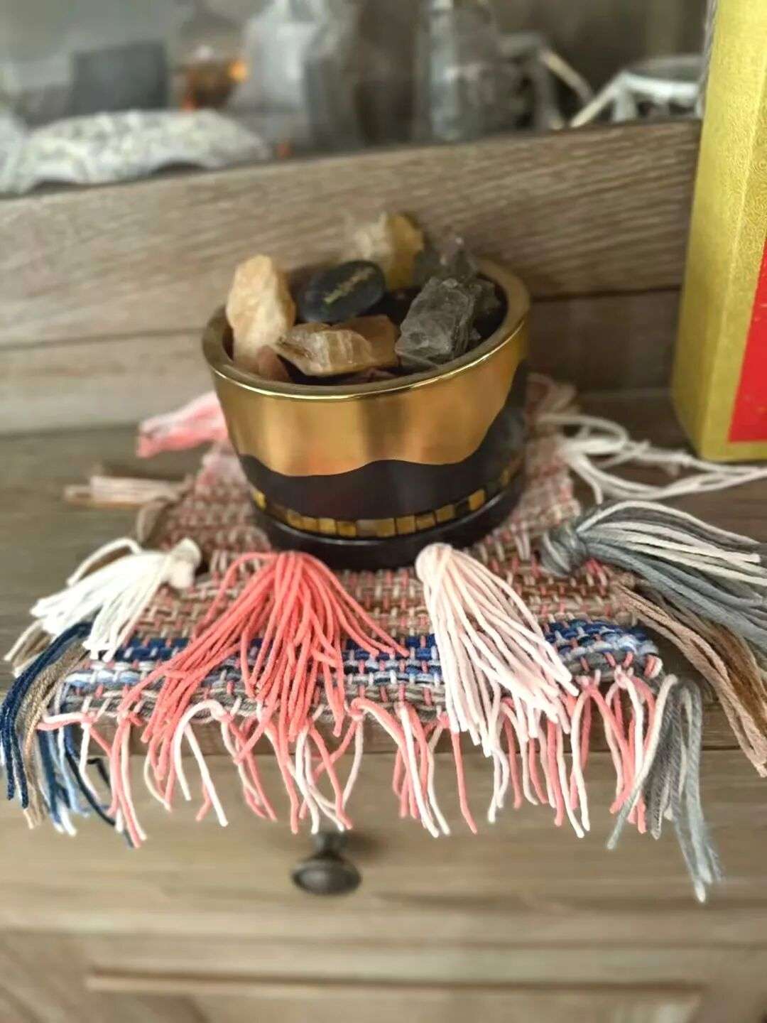 多色线材编织的桌垫或杯垫平铺展示，质感细腻