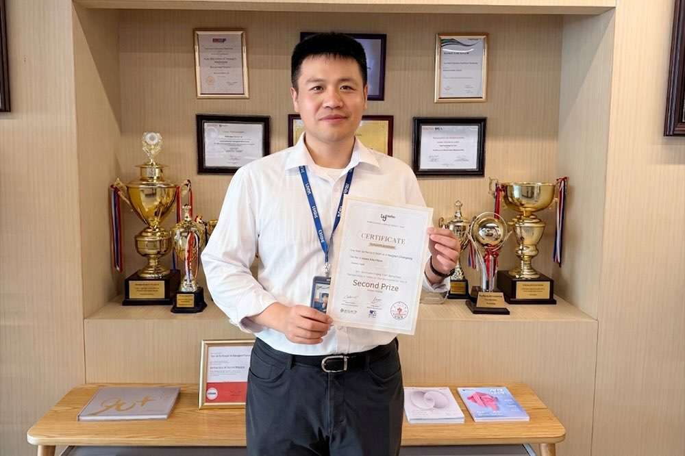 上海耀华古北校区学生与老师共建AI研究团队,STEM Hub 2.7 平台工具获奖新闻配图