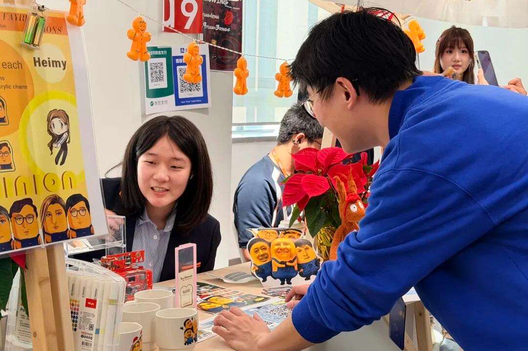 热饮站供应热可可与暖茶，为冬日市集增添温度