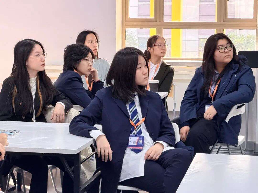 学生团队在商业挑战赛中进行方案研讨与分工