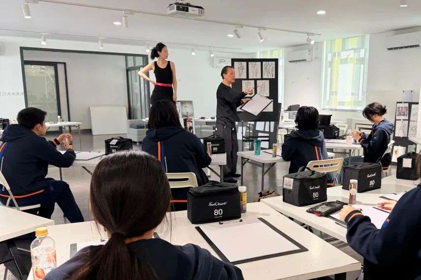 古北耀华模特周开场课堂，学生围坐观察专业模特进行速写（上海）