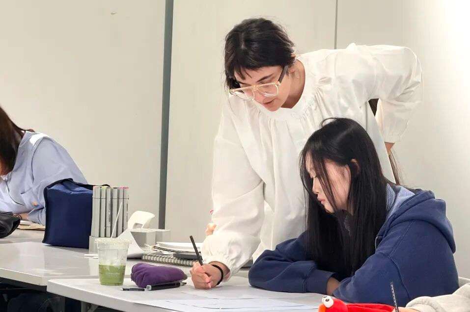 学生围圈作画，模特周速写课堂氛围活跃（上海古北）