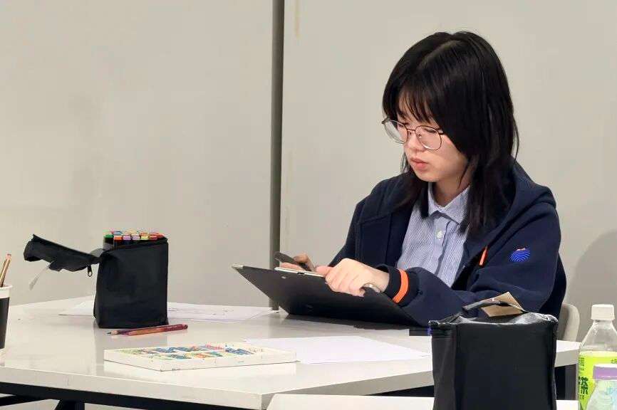 学生临摹老师示范，修正头身比例与脊柱曲线的走向
