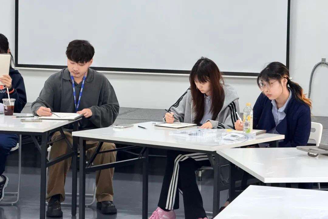 模特优雅姿势逐步成型于画纸之上（速写）