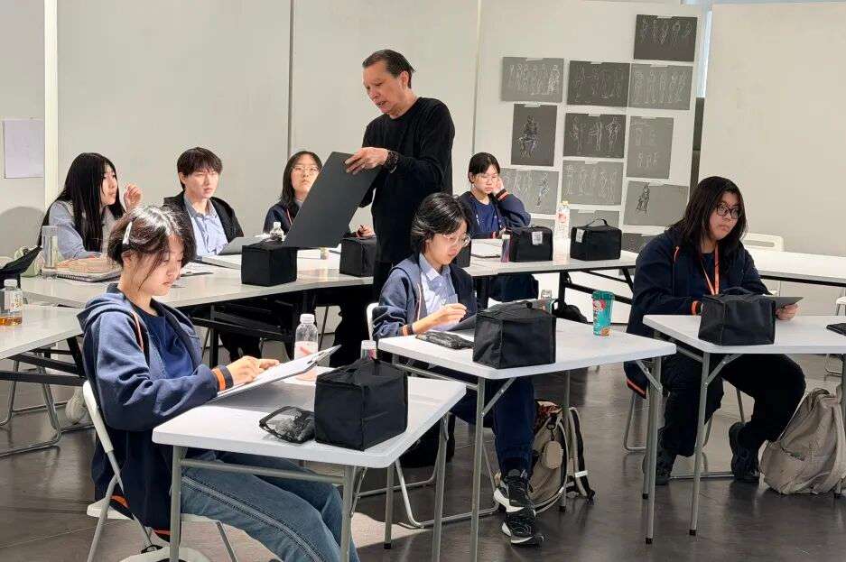 通过肩线与臀线的不同走向刻画人物动势与重心
