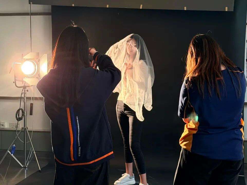 团队协作分工明确，摄影助理为同学打光配合拍摄
