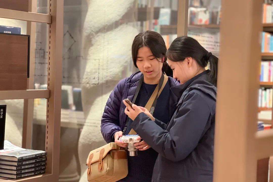 Lily Wu在创作过程中的工作照片