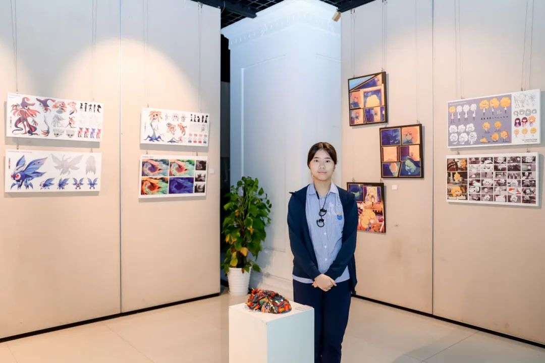Lily与她在艺术大展中的作品展区