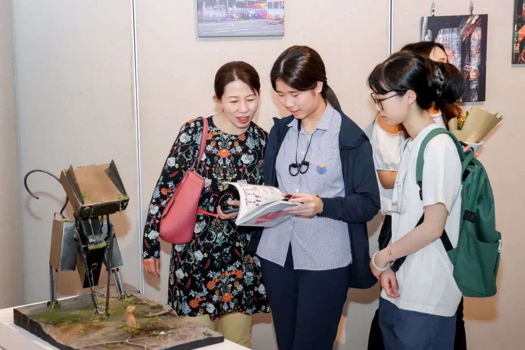 Lily与家人朋友一起参观艺术大展的合影