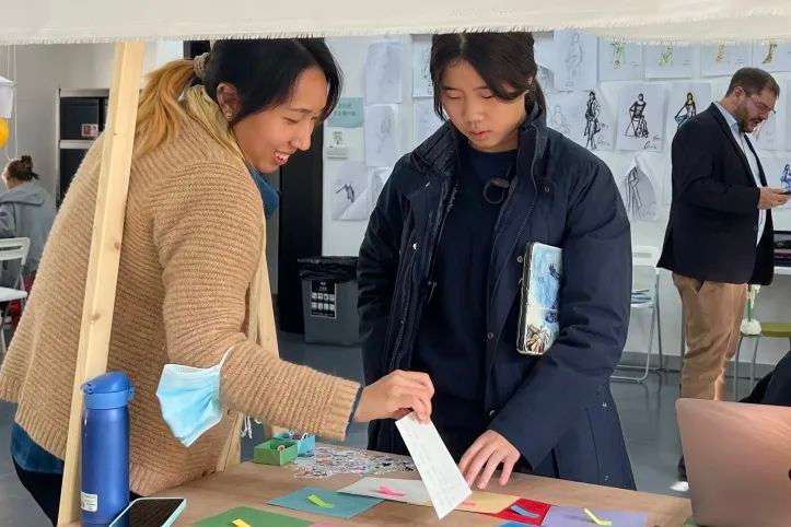 Lily参与学校活动时的照片