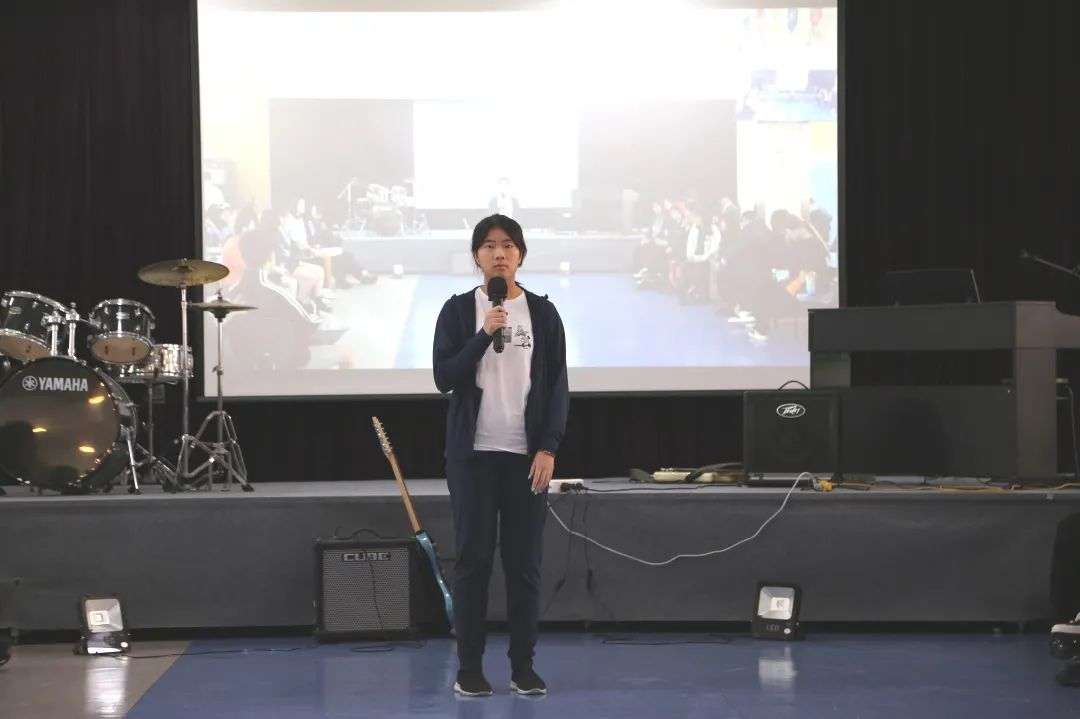 Lily在校园演出中独唱表演的照片