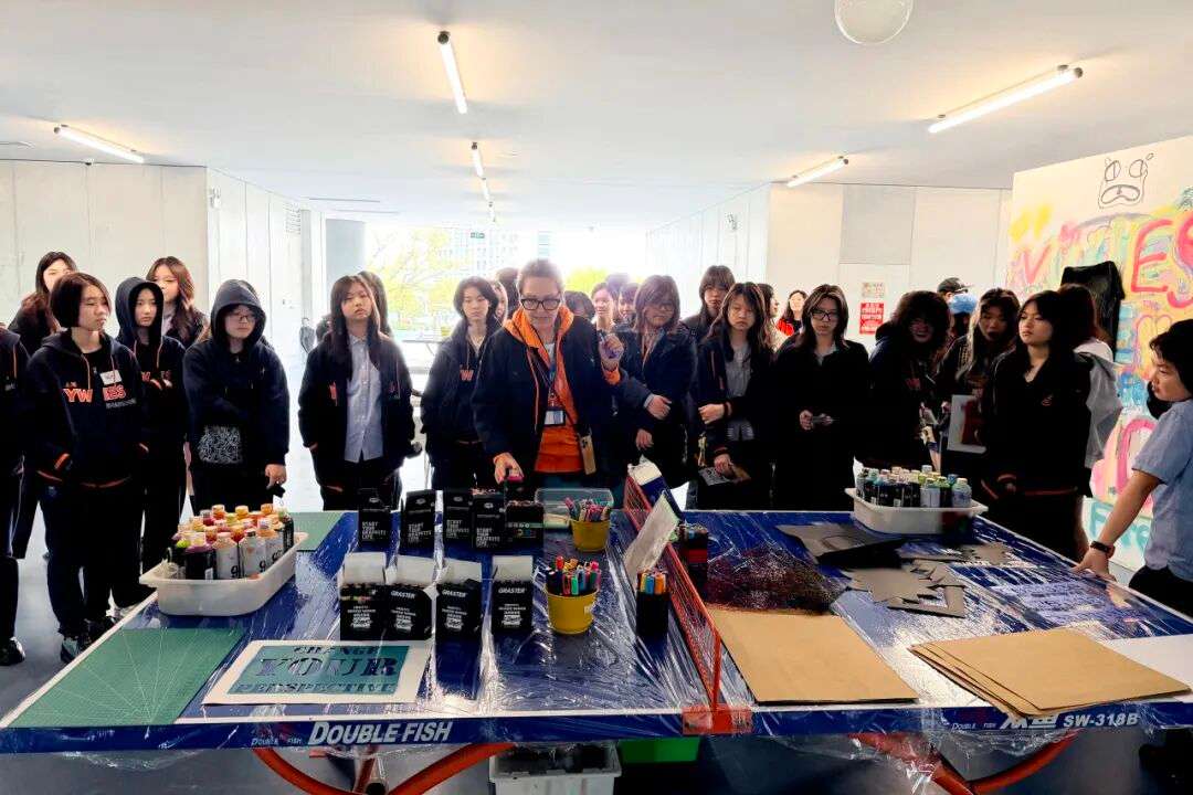 创意工作坊中，学生学习喷绘技法为旗袍面料打底（上海，时尚设计跨校研学）