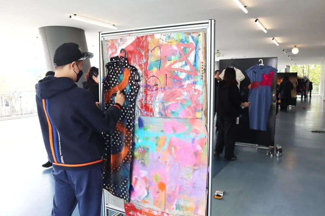 学生进行丙烯涂鸦练习，将街头元素与海派旗袍结合（上海研学）