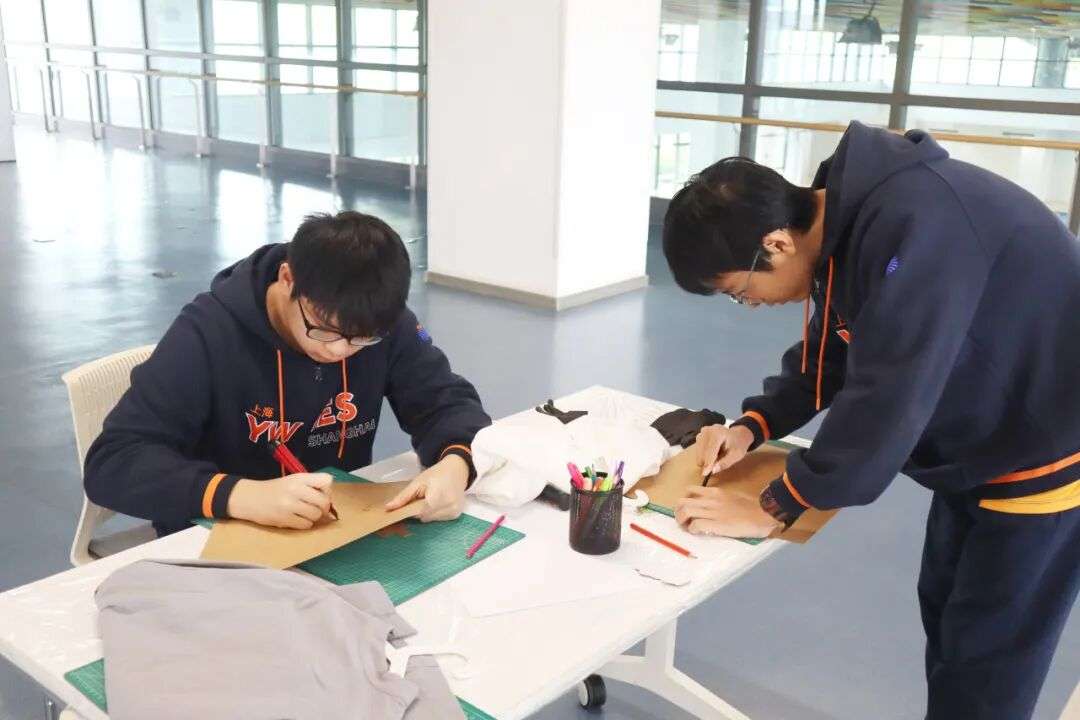 使用模板喷涂完成图形叠加，探索服饰上的图案布局（时尚设计跨校研学）