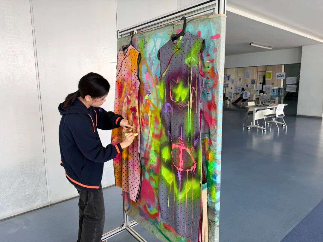 教师现场示范喷绘层次与色彩控制，工作坊交流氛围浓厚（桐乡耀华）