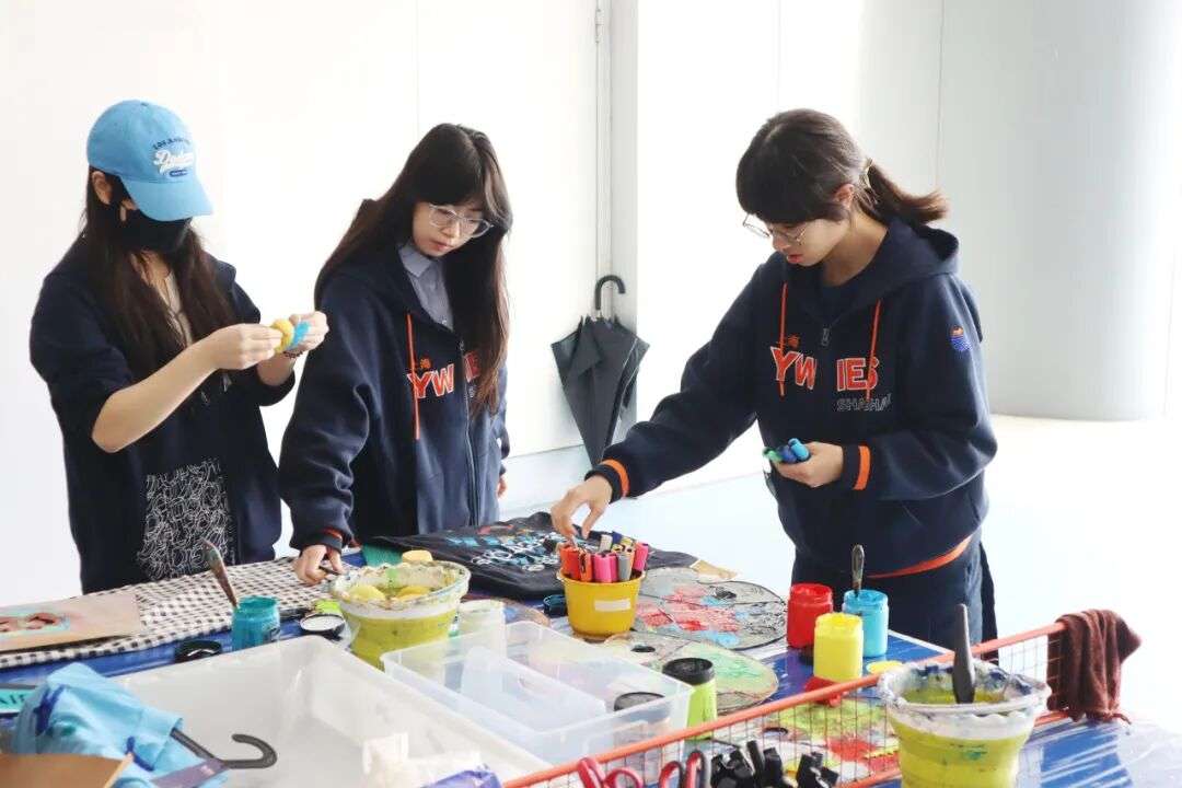 学生在旗袍纸样上测试配色方案，实践解构与重塑方法（上海）