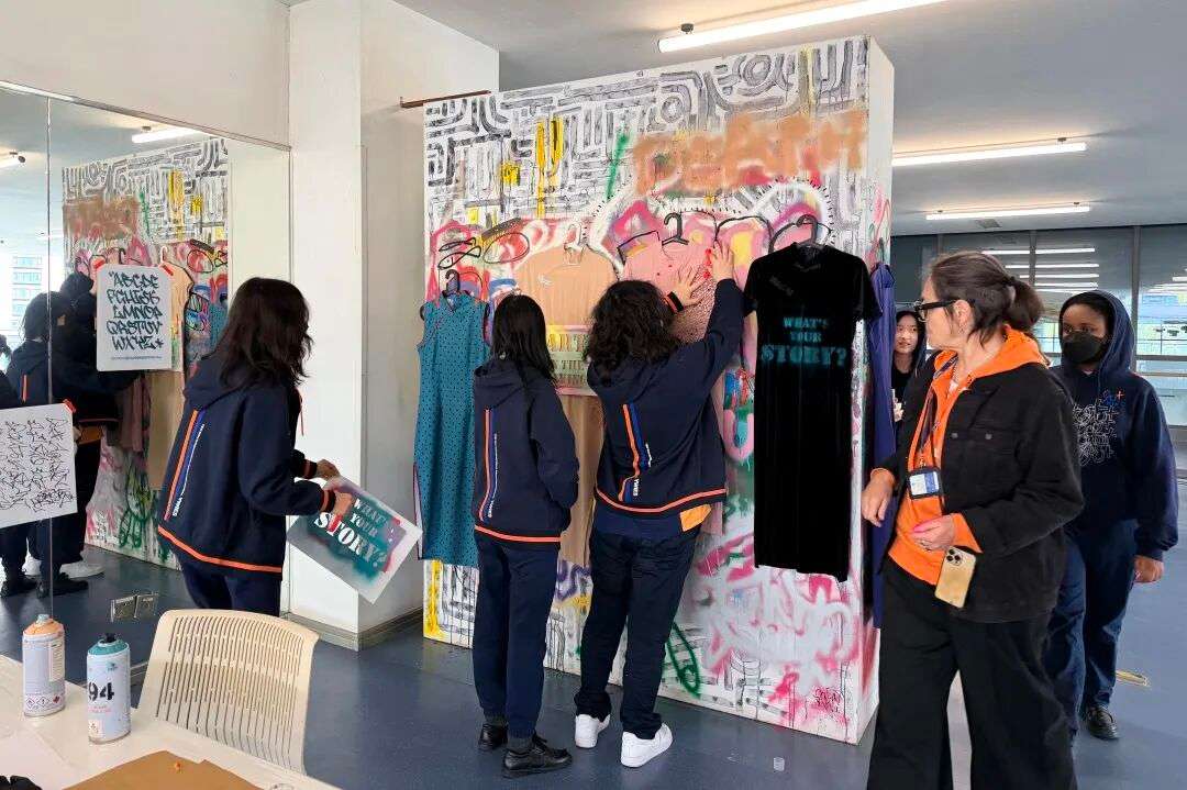 学生尝试大面积渐变喷涂与文字贴纸，训练材质与层次感（研学）