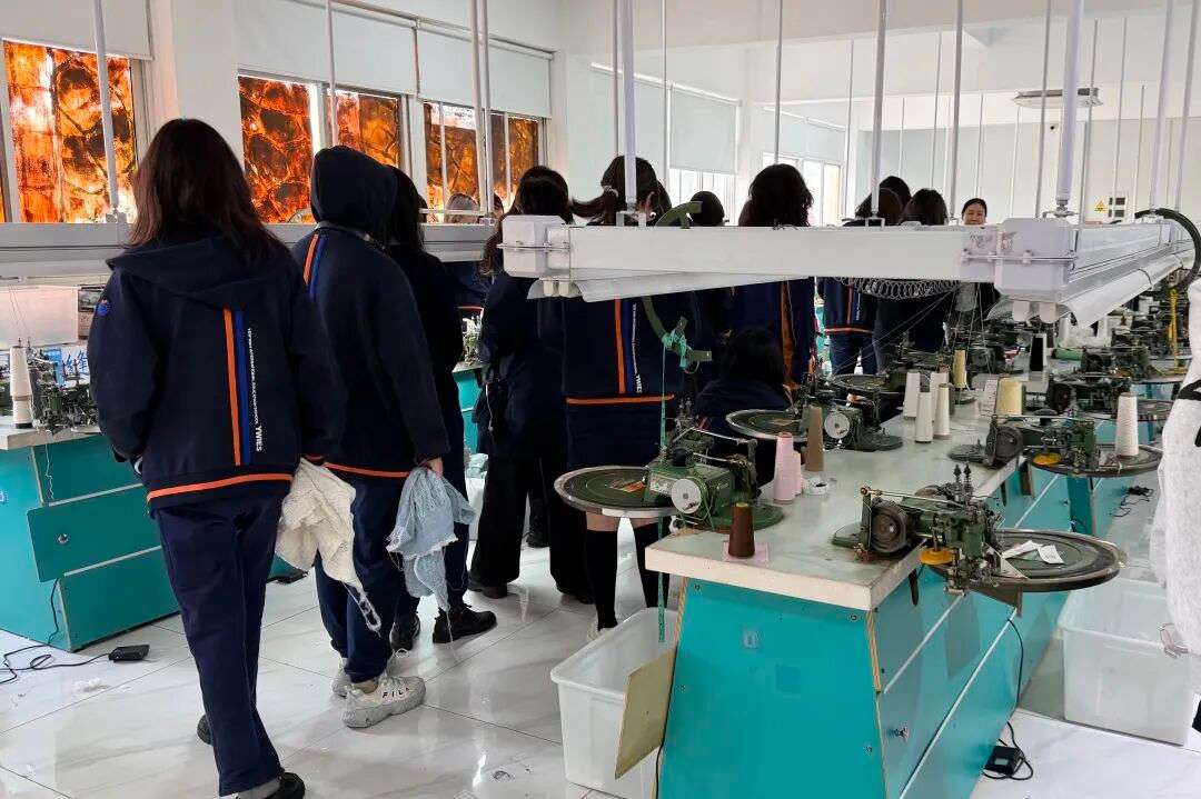 学生记录生产环节要点，链接课程中的服装结构知识（时尚设计研学）