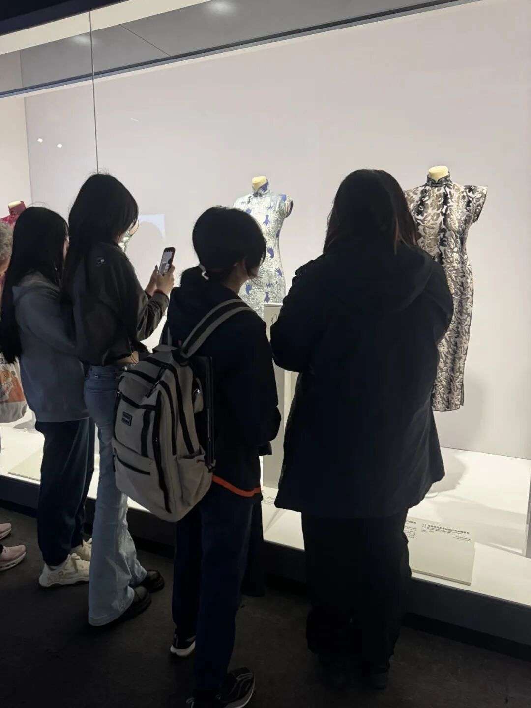 同学在展览前讨论设计语言与文化融汇（三），上海时尚研学