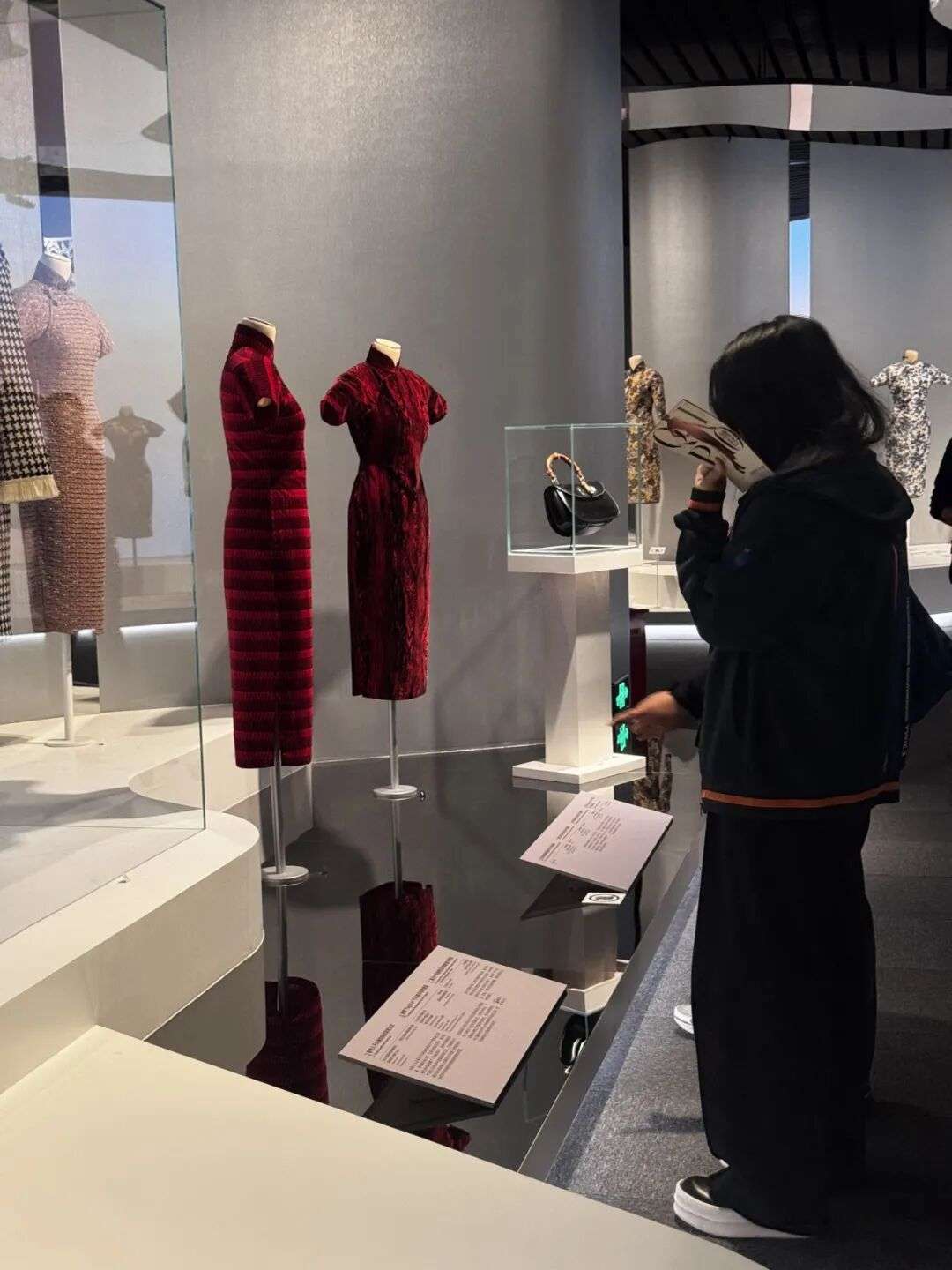 特展海报与展区合影，完成“研—学—创—践”闭环（四）