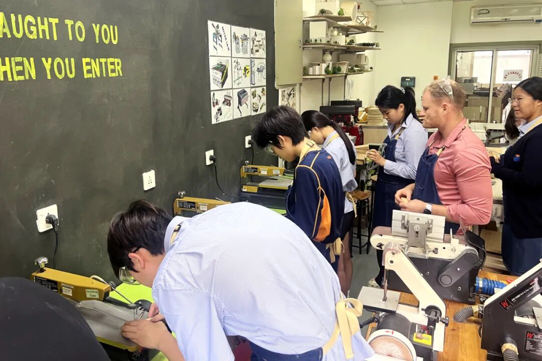 DT 设计工艺课堂情景:学生穿戴防护装备进行原型制作(上海耀华古北)