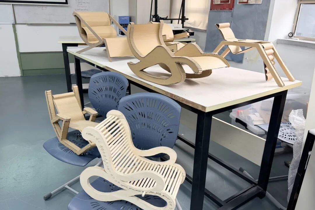 DT 工作台上的不同材料与完成品展示，体现跨学科实践（上海古北）