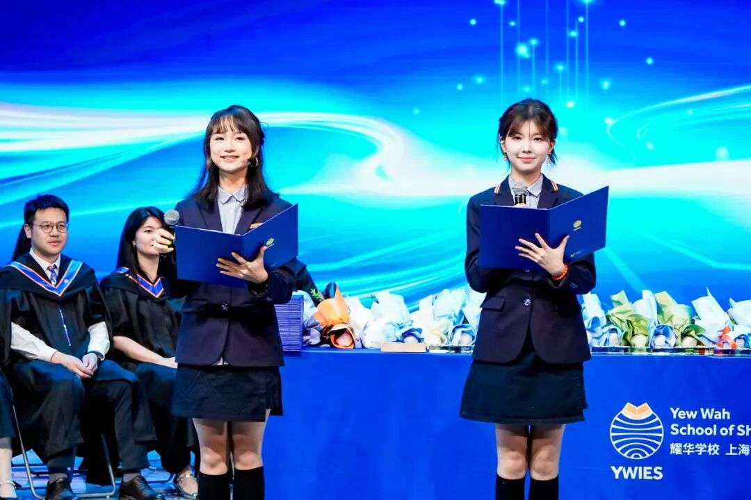 Tiffany(右)与Angel(左)担任毕业典礼主持(耀中耀华奖学金获奖学生风采)