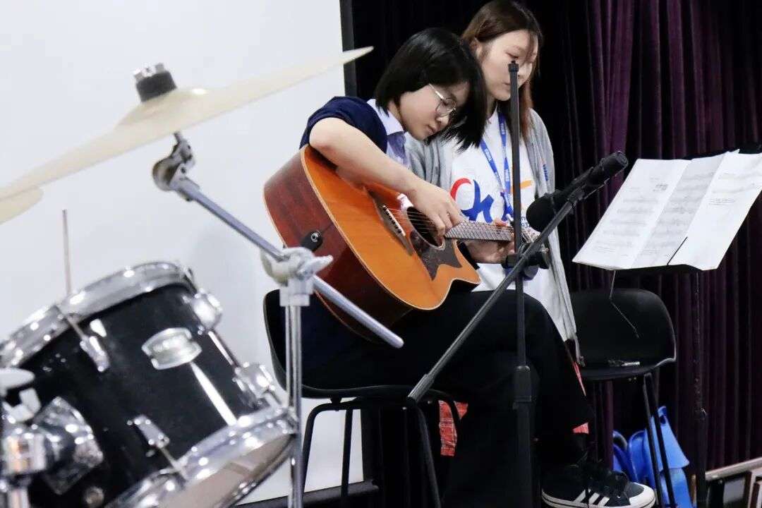 Elin在楚珩日活动中表演吉他（图一），展示艺术特长与自信风采