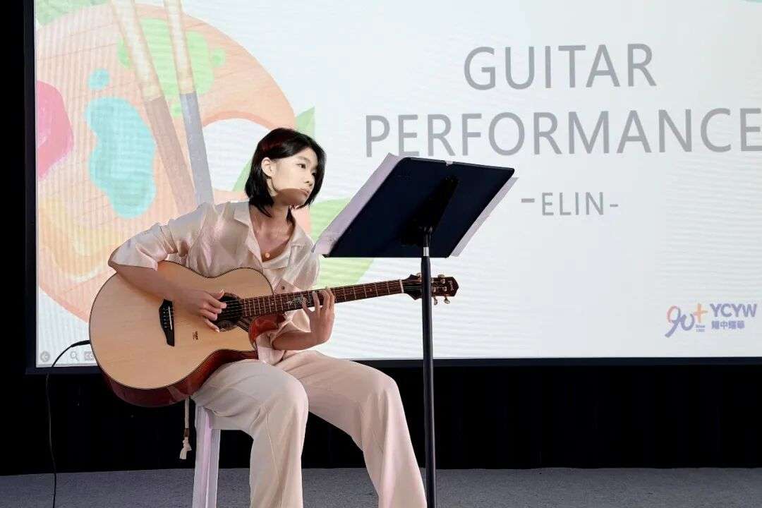 Elin在楚珩日活动中表演吉他（图二），耀中耀华奖学金获奖学生感言相关现场