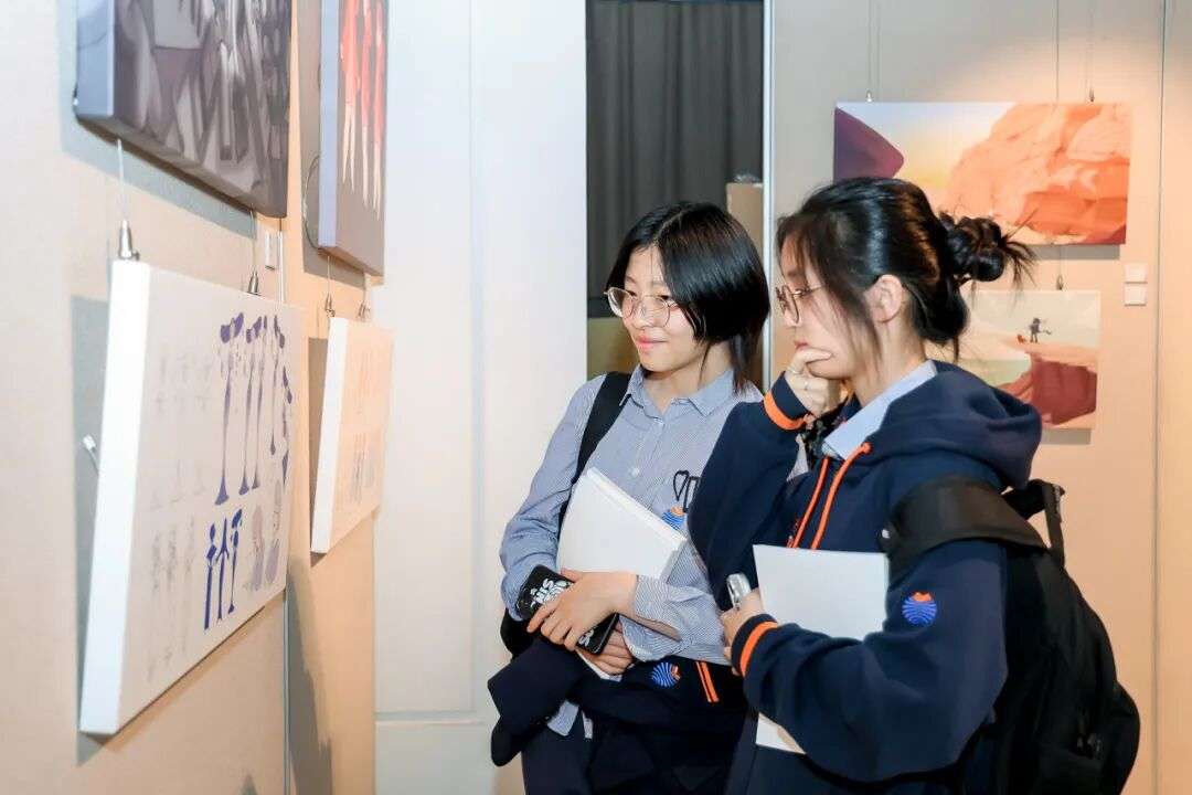 Shary(左)在古北耀华年度艺术大展现场,展示人文与艺术素养
