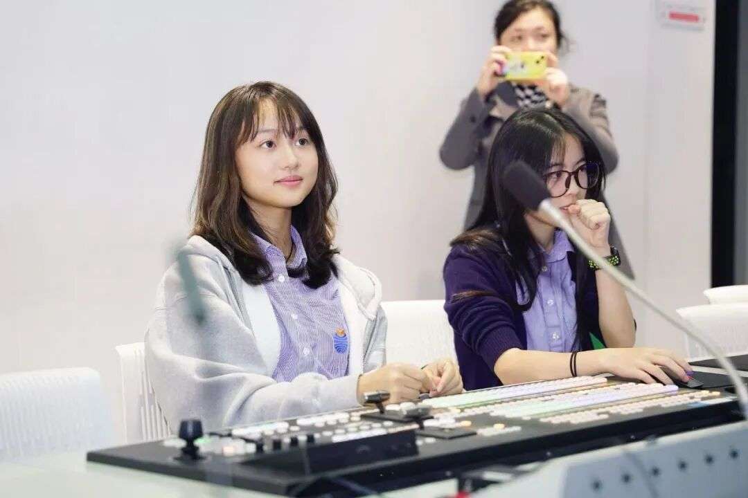 Angel(左)于西交利物浦大学影视艺术交流课中参与学习交流