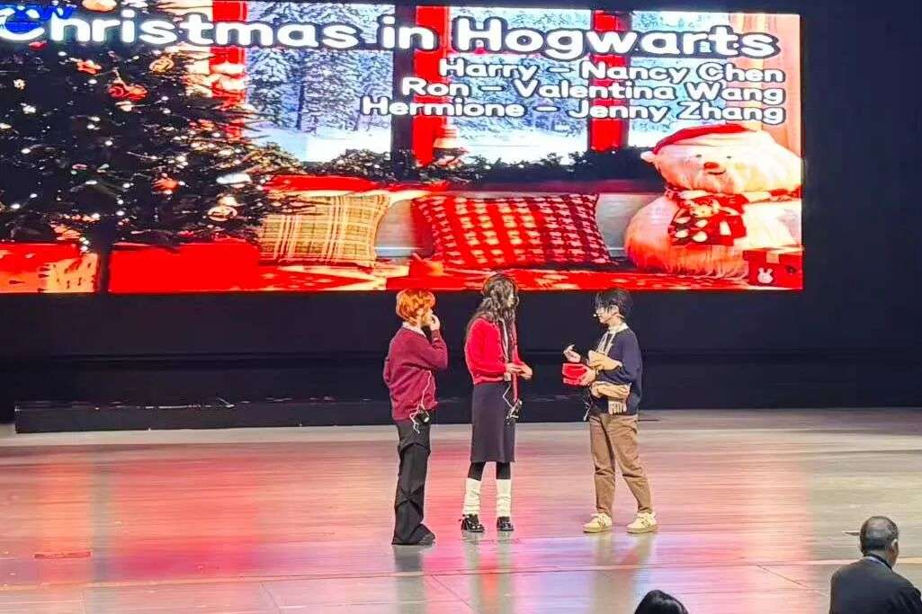 G10 学生 Nancy Chen、Valentina Wang、Jenny Zhang 表演英语戏剧《Christmas in Hogwarts》片段