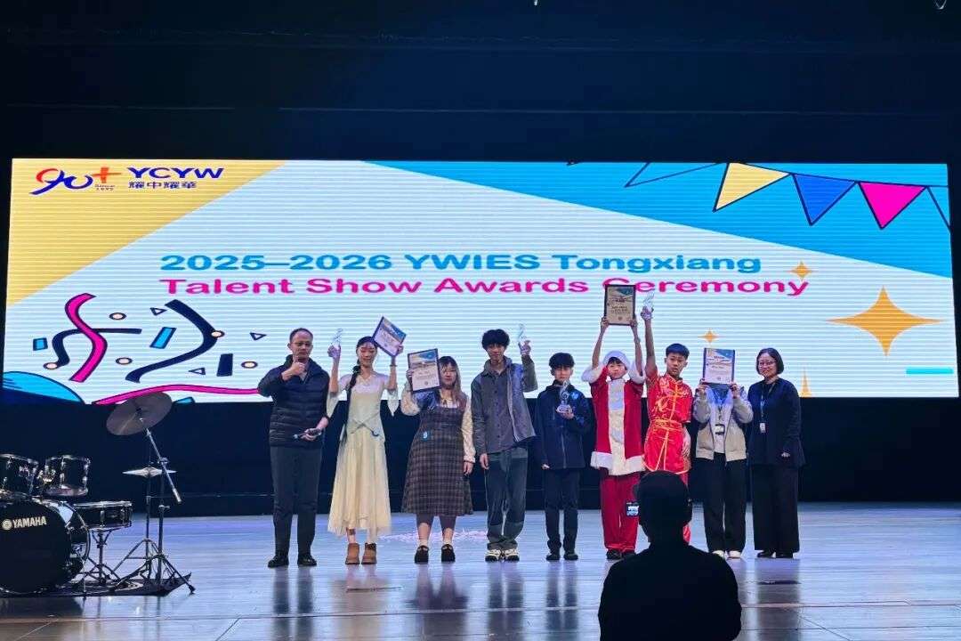 Talent Show 颁奖或合影时刻，Kloey Chen 与 Morgan Zhu 斩获第一名