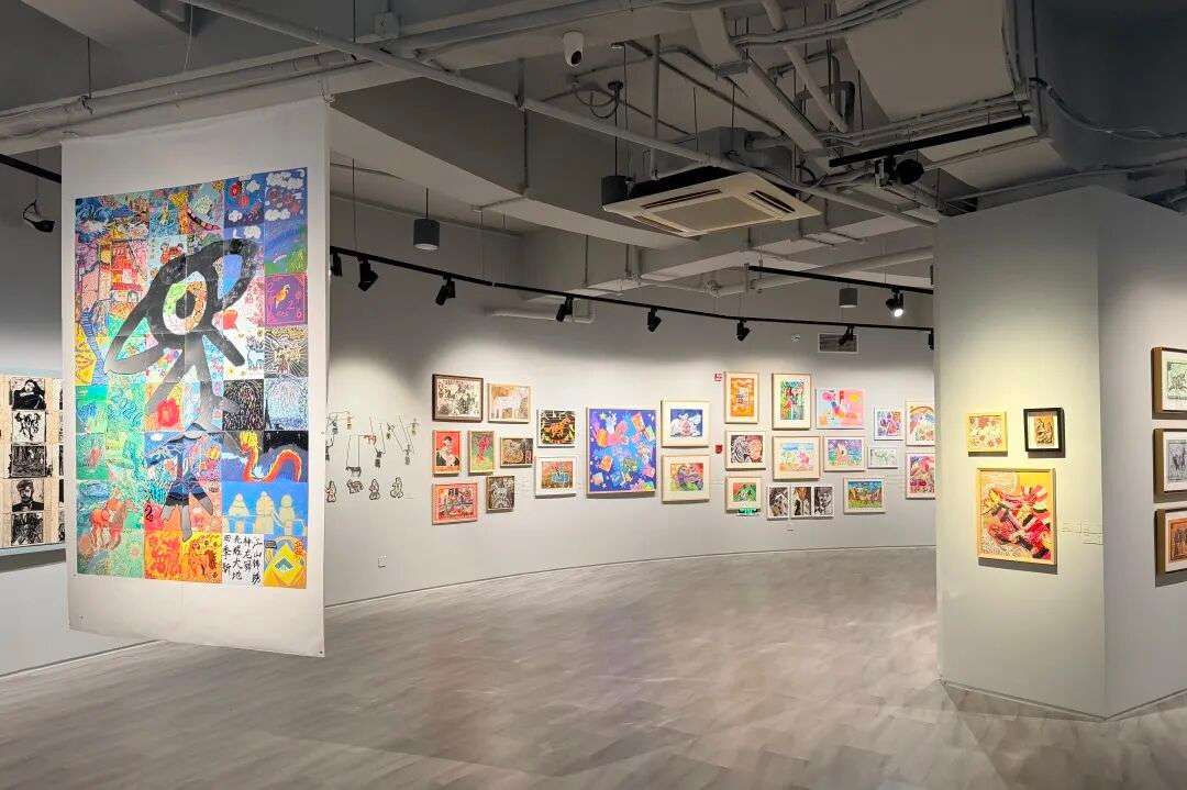 学生参与金牌策展人项目中的小组讨论与培训（上海长宁）