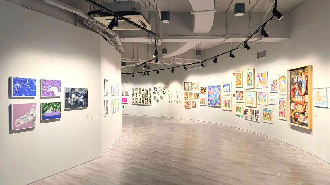 学生在虹桥当代艺术馆进行策展实践与展览统筹