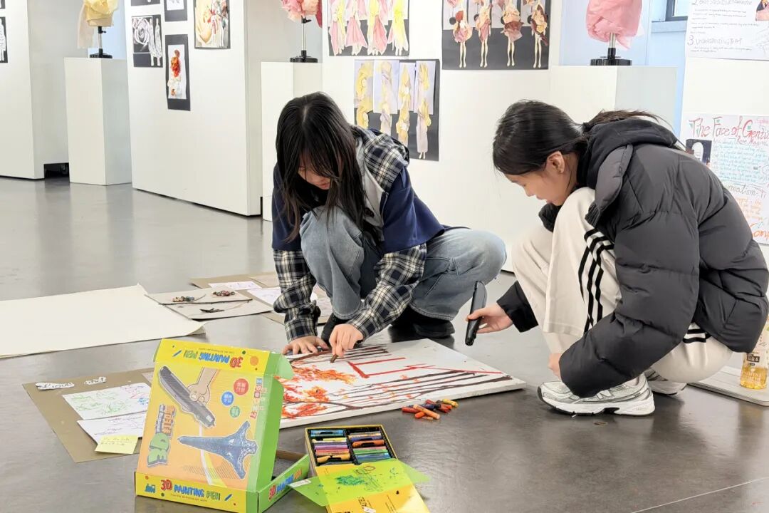 预备课程结业展前，学生对作品与展陈进行最后修缮（上海古北耀华）