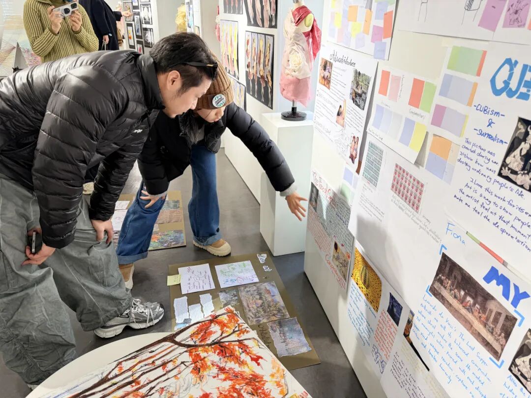 预备课程现场，学生向家长讲解作品灵感与设计思路
