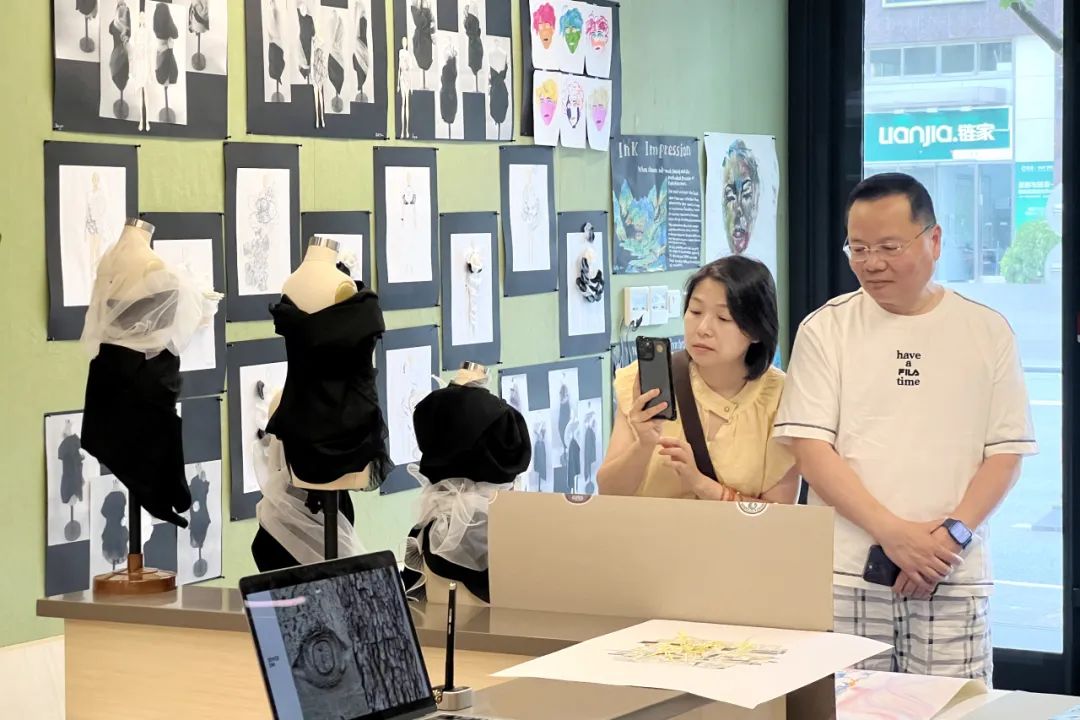 学生与家长参观耀华古北预备课程结业展